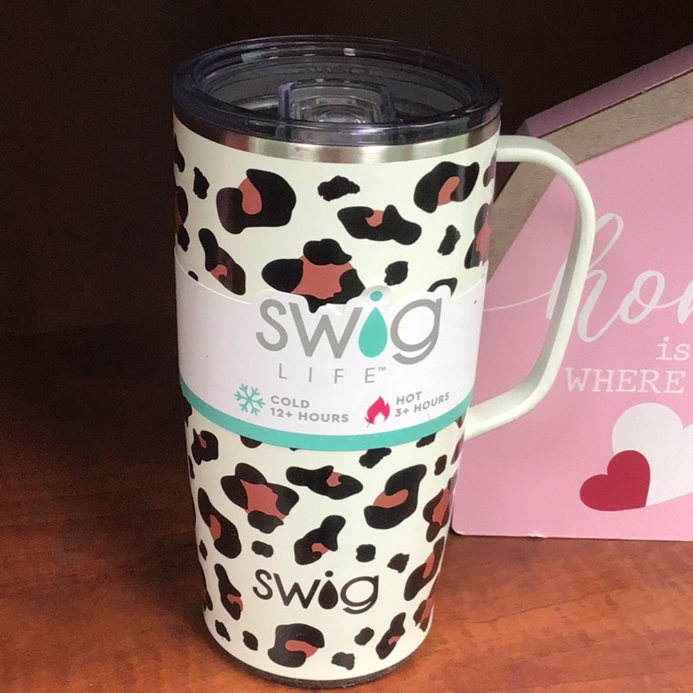 🩷 SWIG tumbler NWT Luxy Leopard 22oz.with handle and lid 🩷